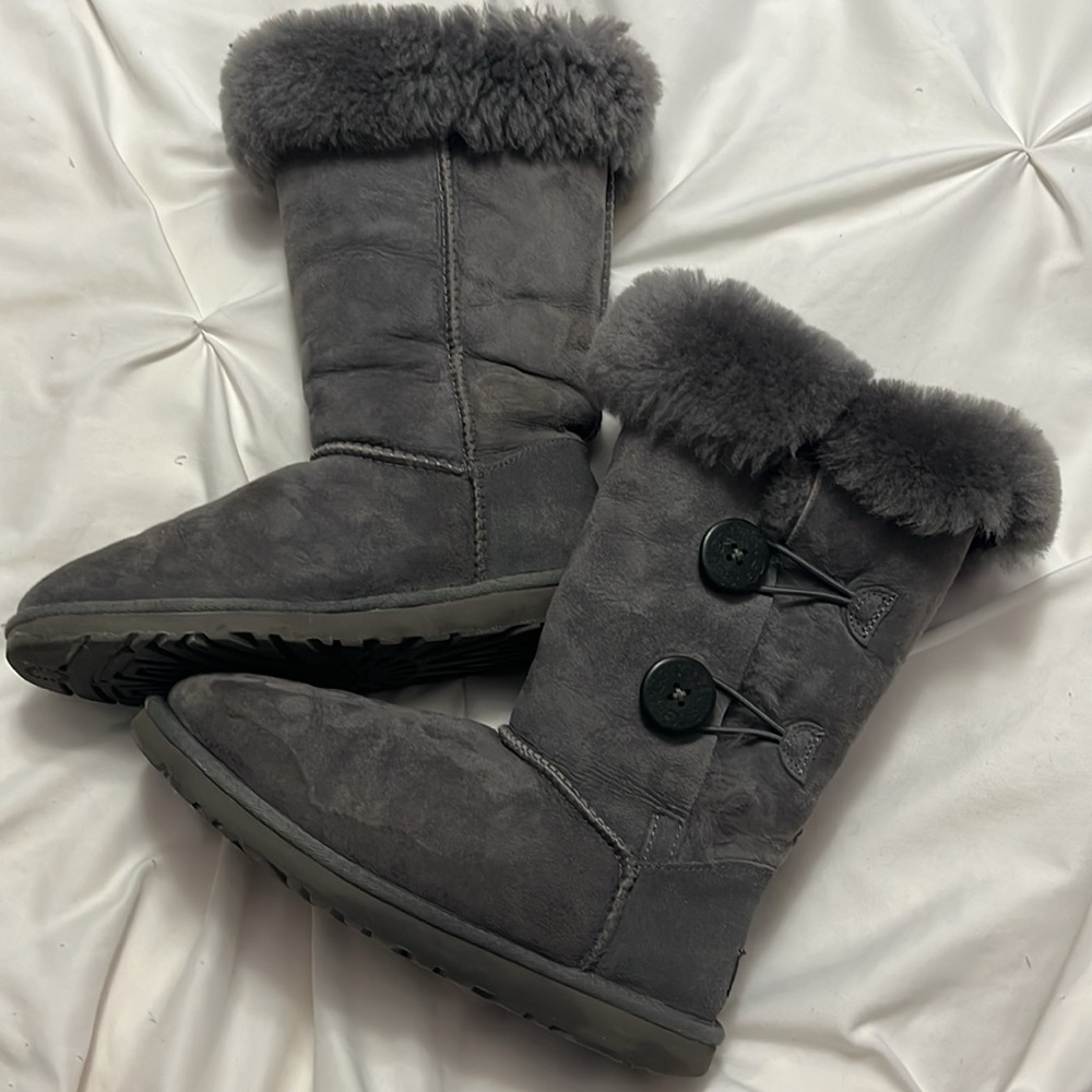 Ugg Bailey Button Size 6